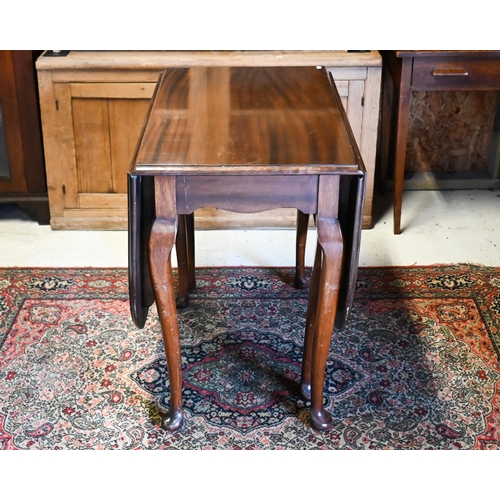 221 - A mahogany drop leaf gateleg supper table, 90 cm (154 cm open) x 54 cm x 76 cm h