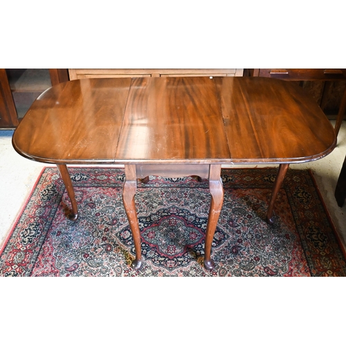 221 - A mahogany drop leaf gateleg supper table, 90 cm (154 cm open) x 54 cm x 76 cm h