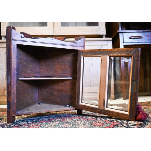 250 - A small reproduction chest with two short over three long graduated drawers, 61 x 38 x 72 cm high to... 