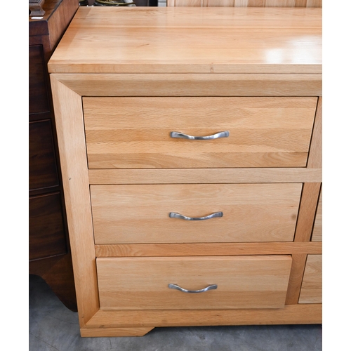 373 - A contemporary light oak chest of six short drawers, 120 x 50 x 82 cm high (to match following lot)