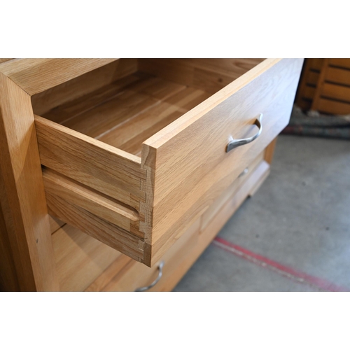 373 - A contemporary light oak chest of six short drawers, 120 x 50 x 82 cm high (to match following lot)