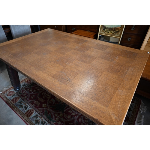 386 - A Continental oak draw-leaf dining table on carved splayed square supports, 160 x 100 x 74 cm high