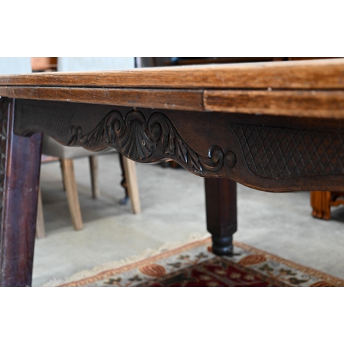 386 - A Continental oak draw-leaf dining table on carved splayed square supports, 160 x 100 x 74 cm high