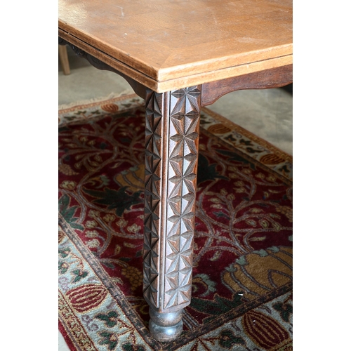 386 - A Continental oak draw-leaf dining table on carved splayed square supports, 160 x 100 x 74 cm high