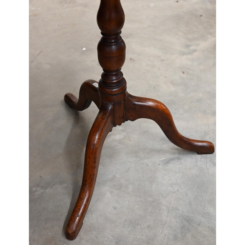 426 - An Edwardian mahogany inlaid oval tilt-top occasional table on tripod base, 68 cm wide x 50 cm deep ... 