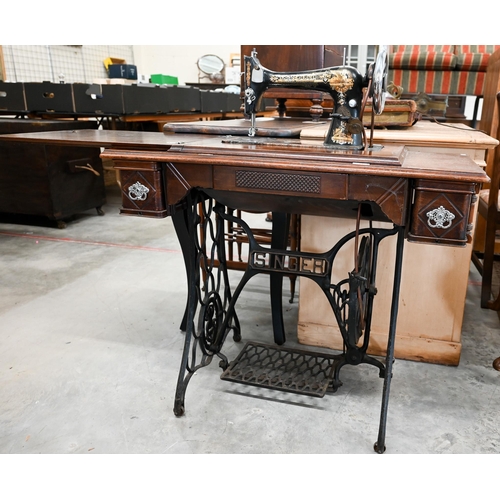 471 - An early 20th century Singer sewing table, integrated black/gilt machine '12898431' on cast iron tre... 