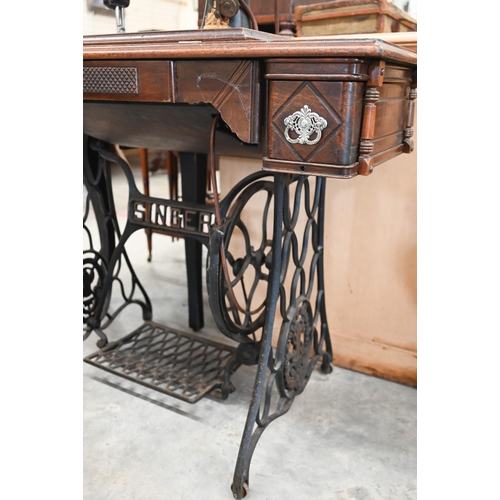 471 - An early 20th century Singer sewing table, integrated black/gilt machine '12898431' on cast iron tre... 