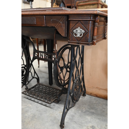 471 - An early 20th century Singer sewing table, integrated black/gilt machine '12898431' on cast iron tre... 