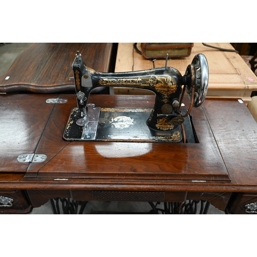 471 - An early 20th century Singer sewing table, integrated black/gilt machine '12898431' on cast iron tre... 