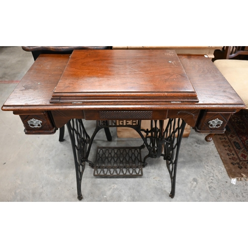 471 - An early 20th century Singer sewing table, integrated black/gilt machine '12898431' on cast iron tre... 