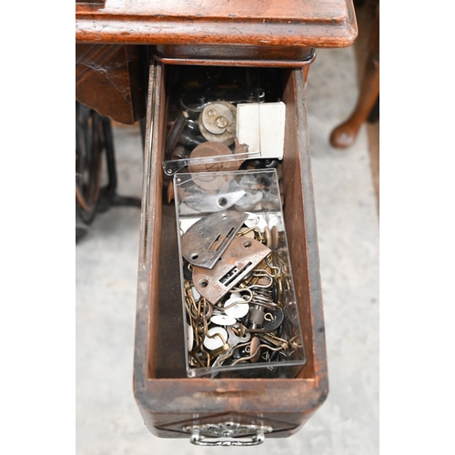 471 - An early 20th century Singer sewing table, integrated black/gilt machine '12898431' on cast iron tre... 