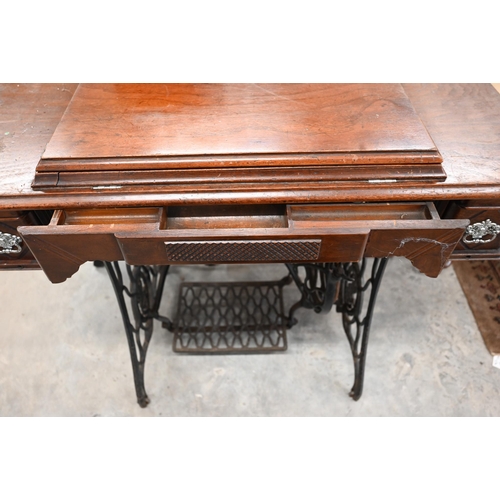 471 - An early 20th century Singer sewing table, integrated black/gilt machine '12898431' on cast iron tre... 