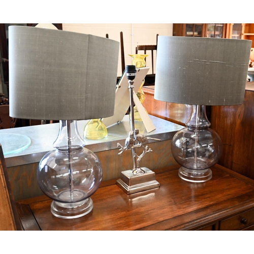 489 - A metal table lamp with birds, to/w a pair of glass lamps with shades (3)