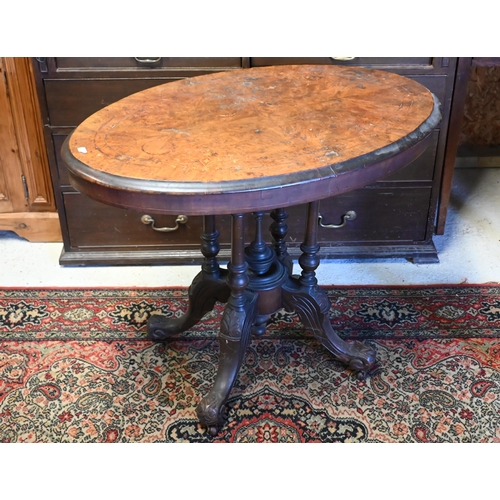 521 - A Victorian walnut loo table with marquetry top, on four-pillar base 87 x 55cm