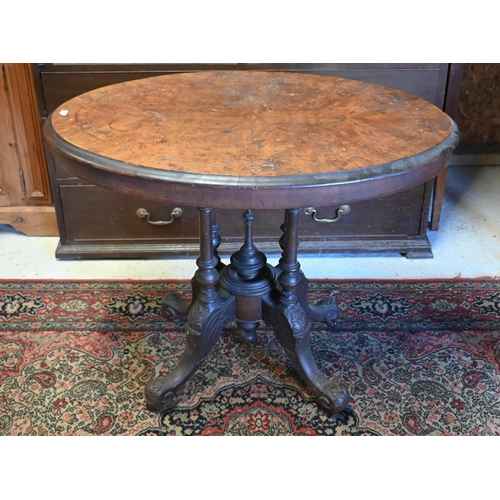 521 - A Victorian walnut loo table with marquetry top, on four-pillar base 87 x 55cm