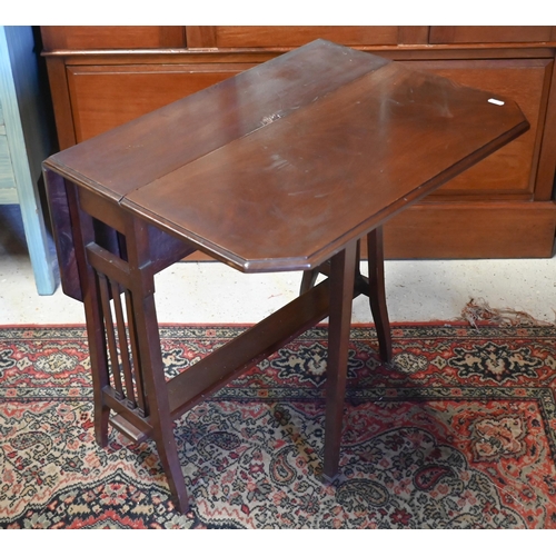 525 - A mahogany Sutherland table 72 x 60cm o/a