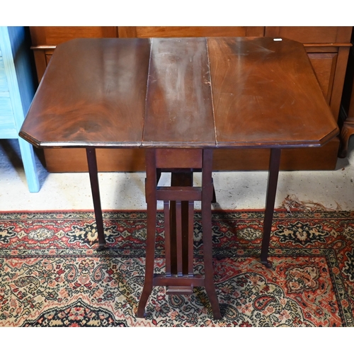 525 - A mahogany Sutherland table 72 x 60cm o/a