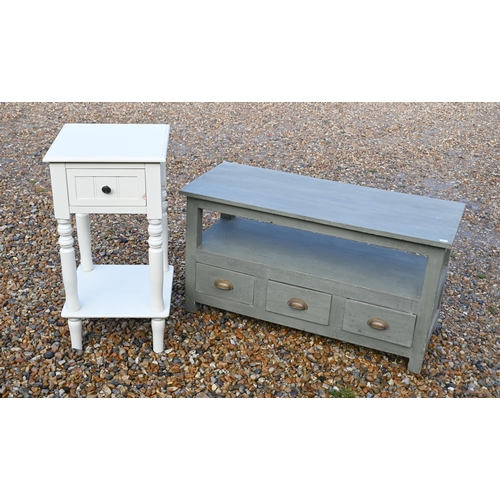 139 - A painted side table/media cabinet with three drawers, 94 cm wide x 40 cm deep x 50 cm high to/w pai... 