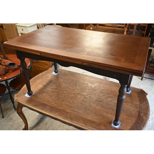 143 - An oak extending draw leaf dining table on darker stained base with turned legs, 244 x 85 x 77 cm hi... 