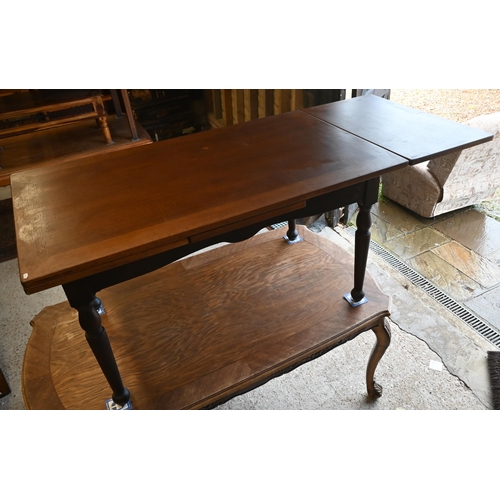 143 - An oak extending draw leaf dining table on darker stained base with turned legs, 244 x 85 x 77 cm hi... 