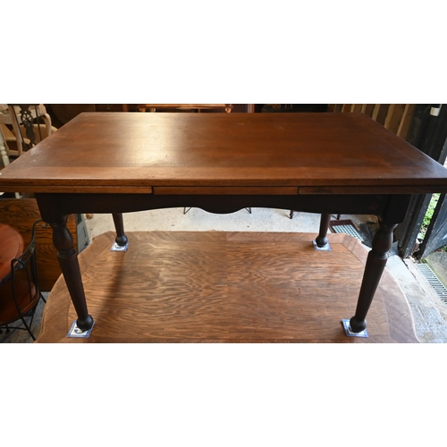 143 - An oak extending draw leaf dining table on darker stained base with turned legs, 244 x 85 x 77 cm hi... 