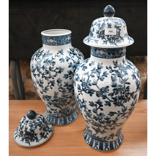 390 - Two pairs of large Chinese blue and white floral-painted vases, 59 cm (with covers) and 48 cm (4)