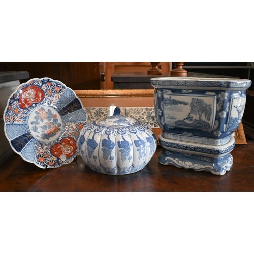 399 - An Asian blue and white porcelain jardiniere on stand, 23 cm high, to/w a melon-shaped jar and cover... 