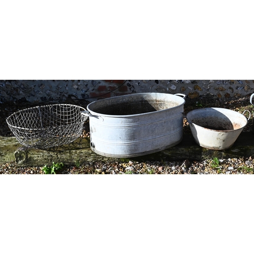 424 - A galvanised garden bath planter 84 cm wide to/w pair of bucket planters, watering can, two oyster b... 