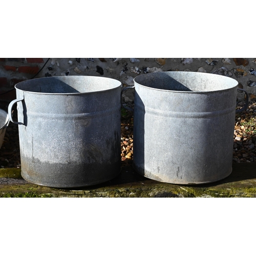 424 - A galvanised garden bath planter 84 cm wide to/w pair of bucket planters, watering can, two oyster b... 