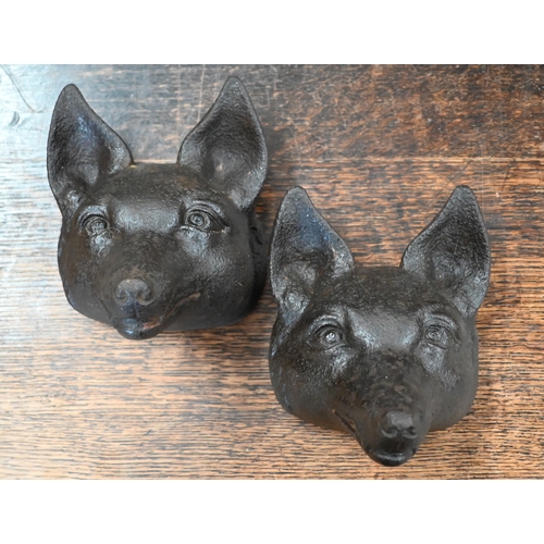 451 - Two cast iron fox's head doorstops, 15 cm (2)