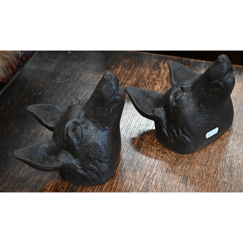 451 - Two cast iron fox's head doorstops, 15 cm (2)