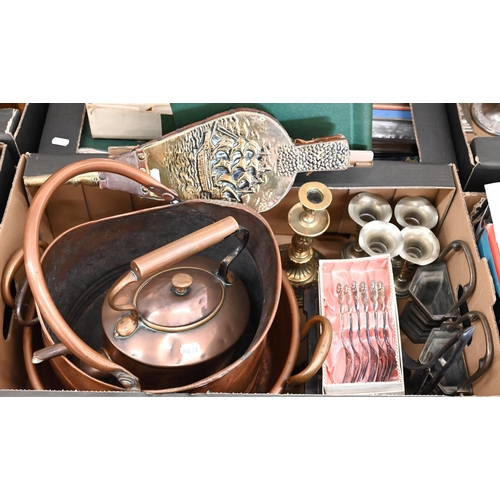 484 - A copper kettle, preserving pan and coal helmet to/w a brass candlestick, trivet and other metalware... 