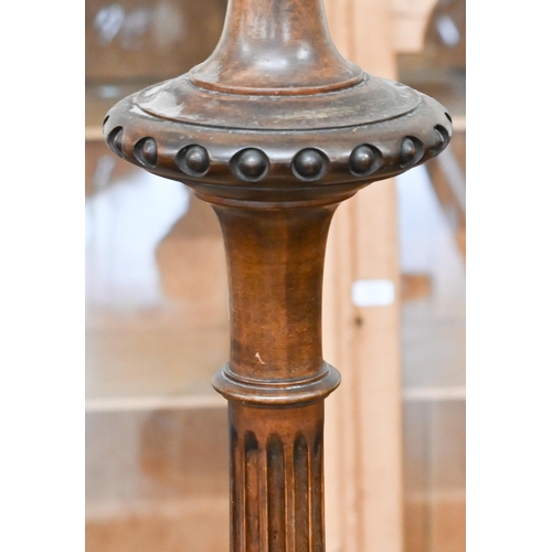 89 - Victorian mahogany circular tilt-top occasional table 55 cm diam x 66 cm high to/w turned and fluted... 