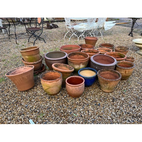 425A - A quantity of mostly terracotta garden planters including two Yorkshire Flowerpots examples, various... 