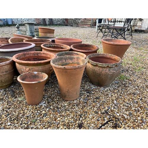 425A - A quantity of mostly terracotta garden planters including two Yorkshire Flowerpots examples, various... 