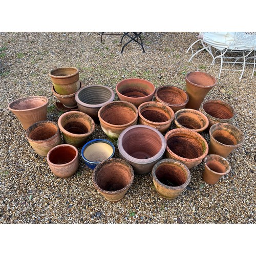 425A - A quantity of mostly terracotta garden planters including two Yorkshire Flowerpots examples, various... 