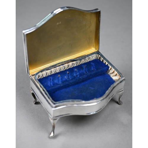 121 - A silver serpentine-front ring box with fitted blue velvet lining, on cabriole supports, Martin, Hal... 