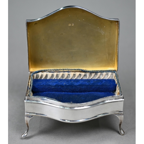 121 - A silver serpentine-front ring box with fitted blue velvet lining, on cabriole supports, Martin, Hal... 