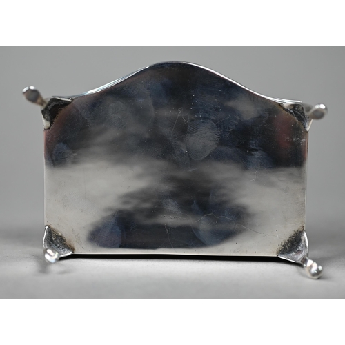 121 - A silver serpentine-front ring box with fitted blue velvet lining, on cabriole supports, Martin, Hal... 