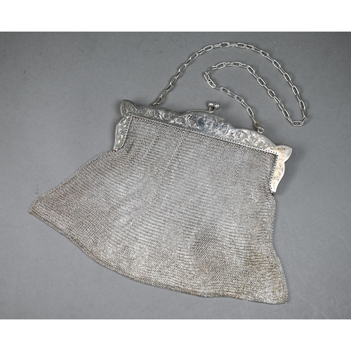 125 - A silver mesh evening bag with foliate-engraved hinge, Erich Kellerman, London import 1920, 12oz