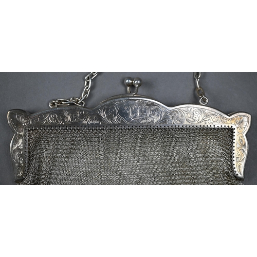 125 - A silver mesh evening bag with foliate-engraved hinge, Erich Kellerman, London import 1920, 12oz