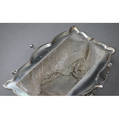 125 - A silver mesh evening bag with foliate-engraved hinge, Erich Kellerman, London import 1920, 12oz