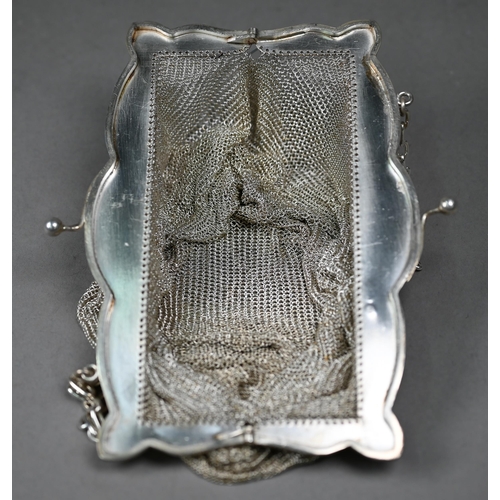 125 - A silver mesh evening bag with foliate-engraved hinge, Erich Kellerman, London import 1920, 12oz