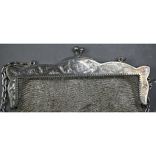 125 - A silver mesh evening bag with foliate-engraved hinge, Erich Kellerman, London import 1920, 12oz