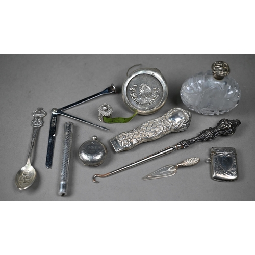 126 - Various silver and other oddments including a vesta case, sovereign case, trowel book-mark, unmarked... 