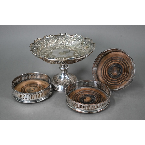 128 - An antique pair of plated on copper wine coasters with pierced sides and turned wood bases, to/w a s... 