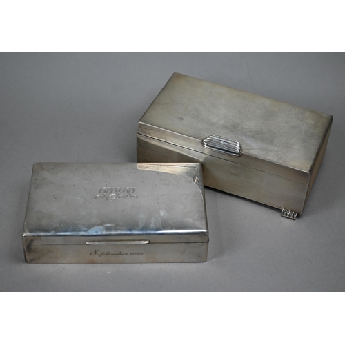 167 - An Art Deco style cigarette box with engine-turned decoration, W.D. Pritchard, Birmingham 1954, 16.5... 