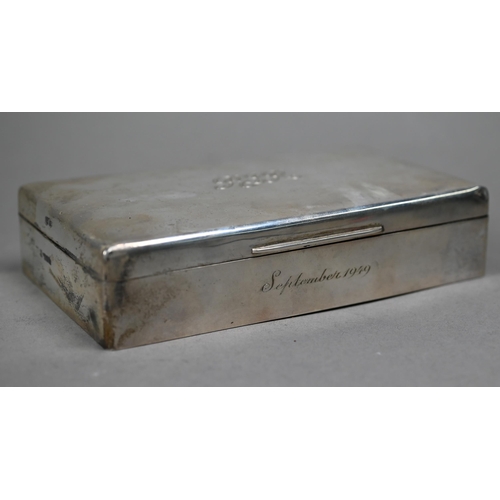 167 - An Art Deco style cigarette box with engine-turned decoration, W.D. Pritchard, Birmingham 1954, 16.5... 