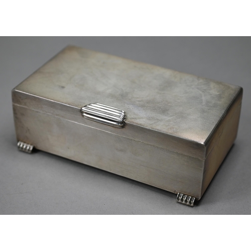 167 - An Art Deco style cigarette box with engine-turned decoration, W.D. Pritchard, Birmingham 1954, 16.5... 