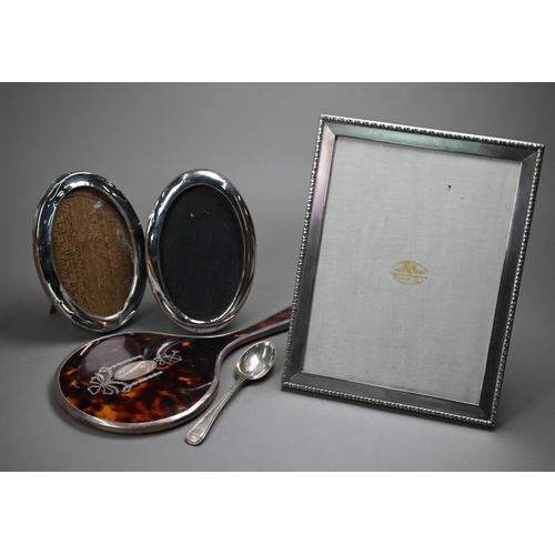 185 - An engine-turned silver photograph frame, Goldsmiths & Silversmiths Co. Ltd., London 1935, 23.5 ... 